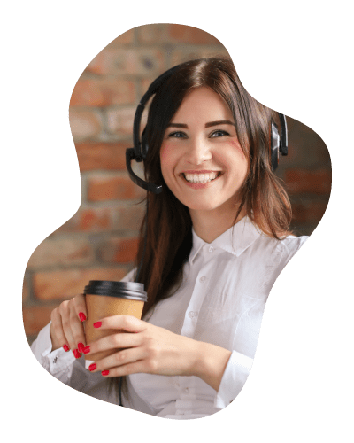 Mulher com headset atendente segurando copo de café